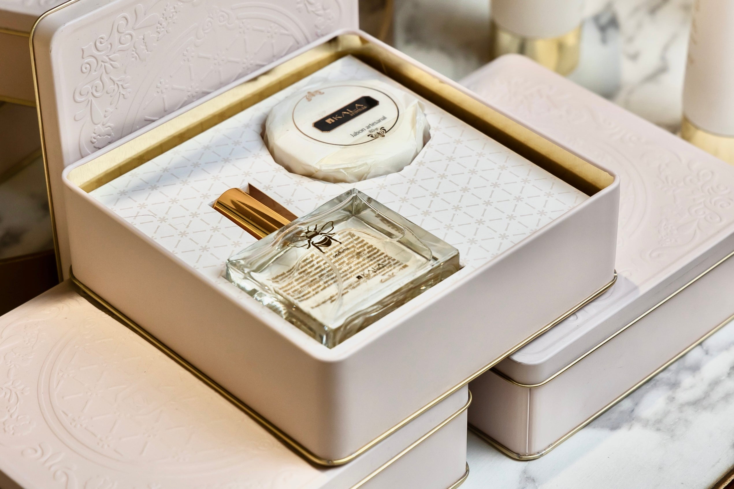 LATA RELIEVE C PERFUME Y JABÓN